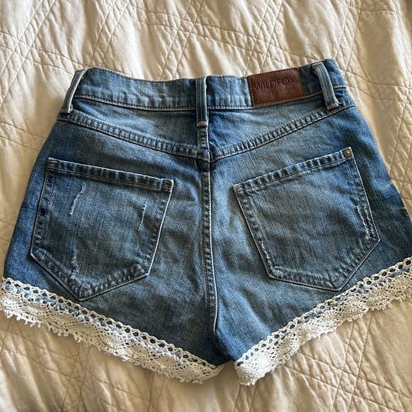 LAST CHANCE Wild fox denim shorts with lace detail - Picture 3 of 3